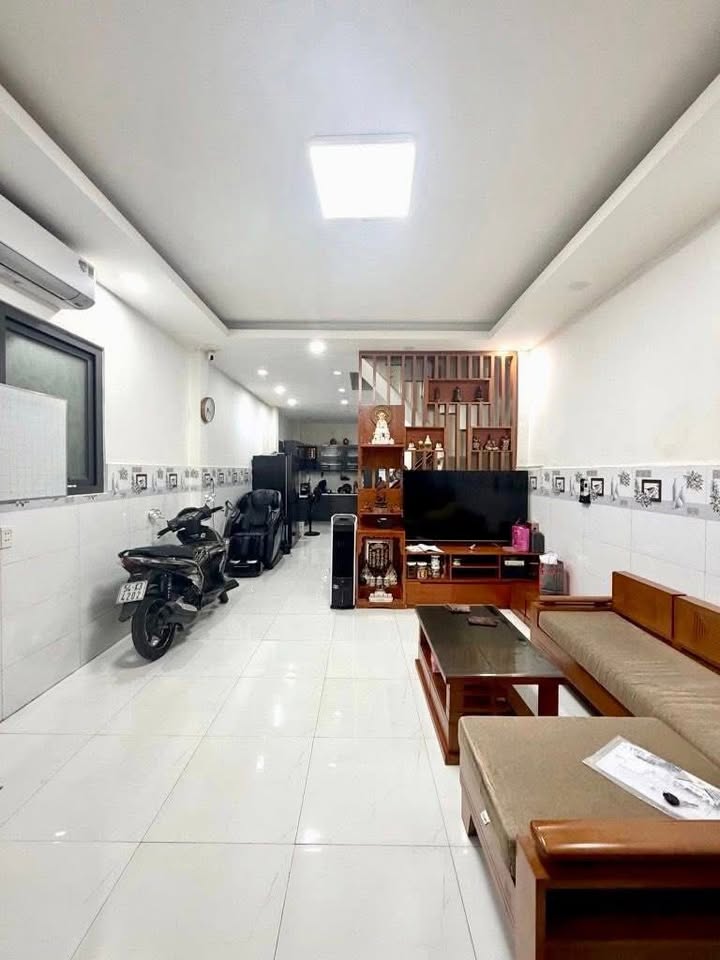 Nhà riêng Lạc Long Quân, Quận 11 52m² giá 5 tỷ - Hẻm rộng thoáng, tiện ích xung quanh