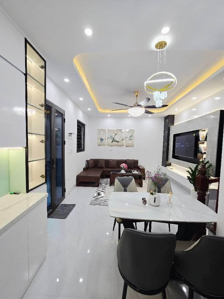 Nhà phố Quan Nhân Thanh Xuân 35m² giá 8.6 tỷ - Nội thất xịn, ô tô đỗ gần!