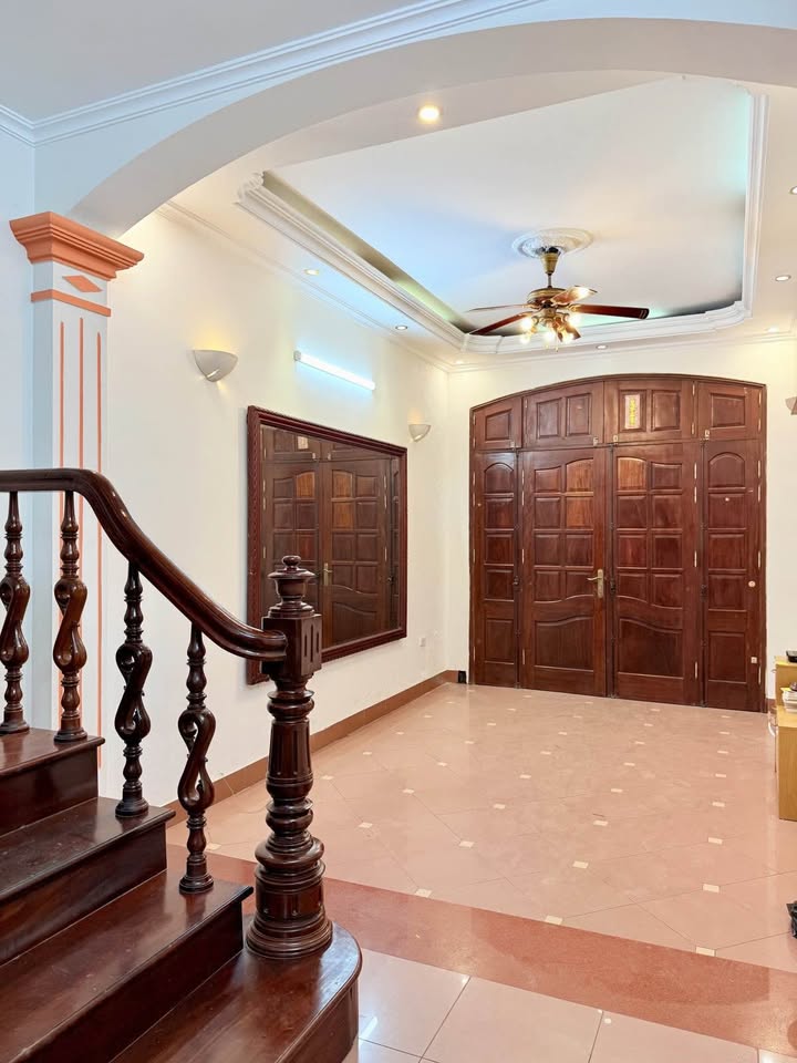 Nhà mặt ngõ Đại La 43m² giá 13.8 tỷ - Lô góc 2 mặt thoáng, nội thất gỗ Lim sang trọng!