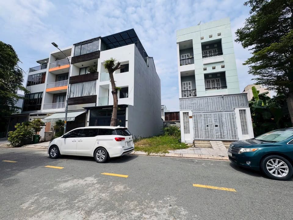 Bán đất KDC Sadeco, Tân Phong, Quận 7, 107m², Giá 13.5 tỷ - Tiềm năng tăng giá vượt trội!