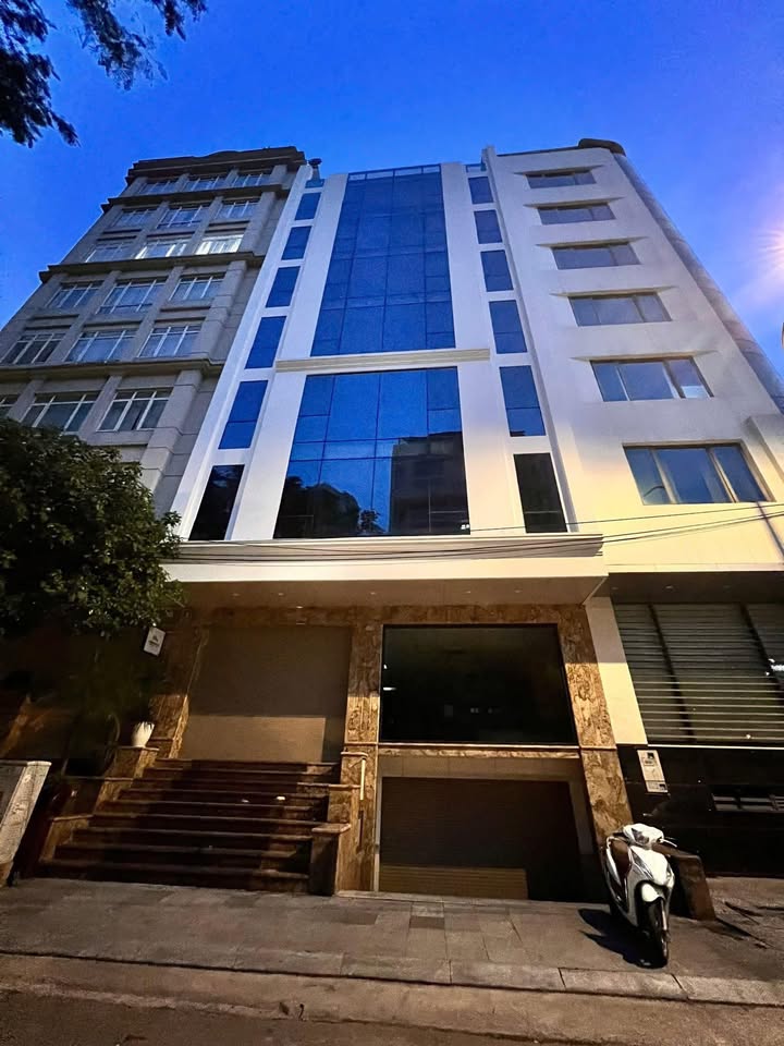 Cho thuê tòa nhà phố Khúc Thừa Dụ Cầu Giấy 7 tầng - Thông sàn, thang máy hiện đại!