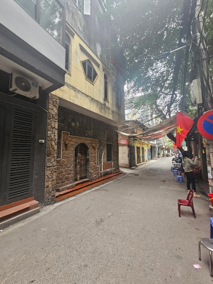 Nhà mặt phố Thịnh Quang, Đống Đa 34m² giá 10.8 tỷ - Vị trí đắc địa, sổ đỏ chính chủ!