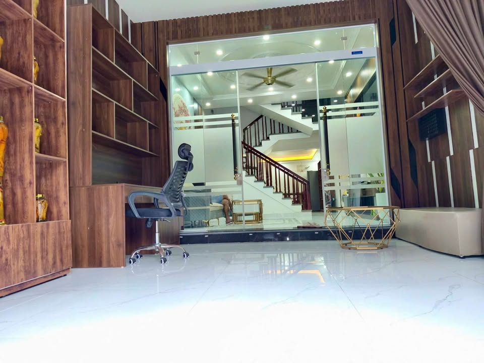 Nhà 2,5 tầng mặt đường Kiều Hạ, Hải An, 70m² - Thoáng mát và tiện nghi!