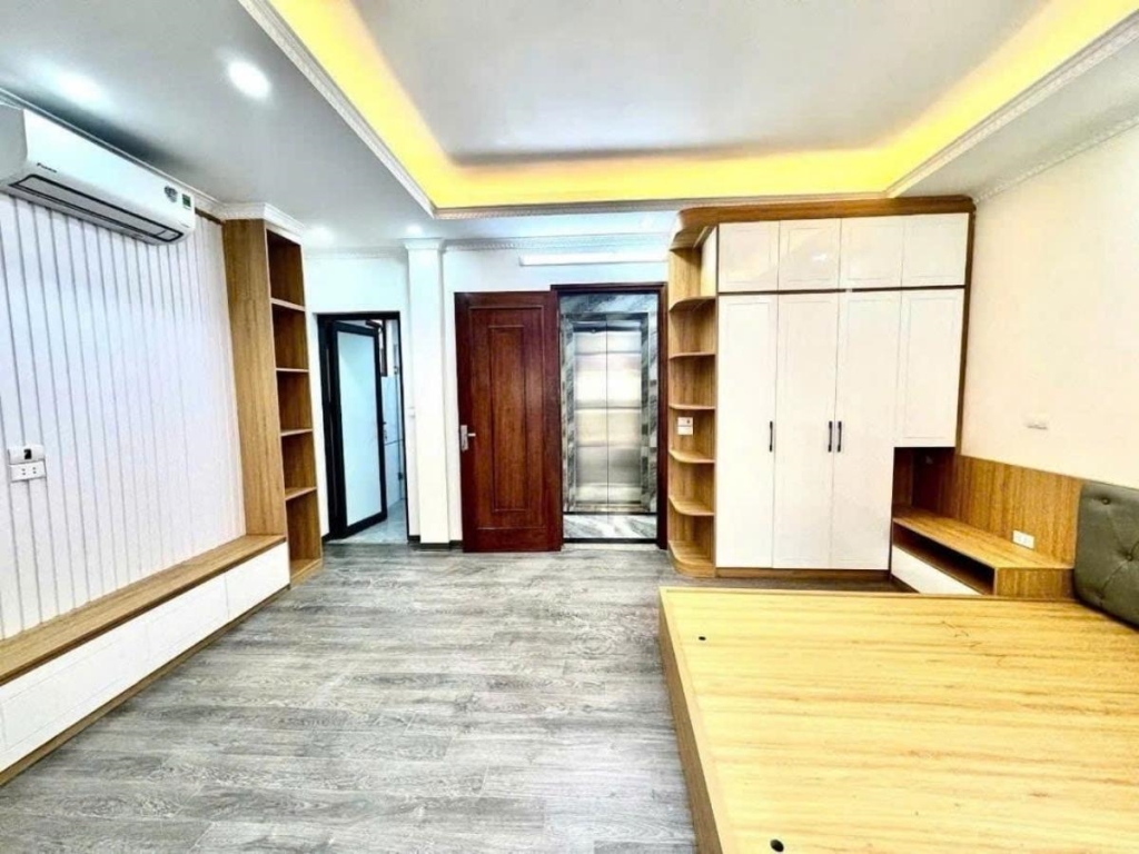 Nhà phố Hoàng Hoa Thám, Ba Đình, 36m² giá 12,3 tỷ - Chính chủ, thang máy tiện nghi!