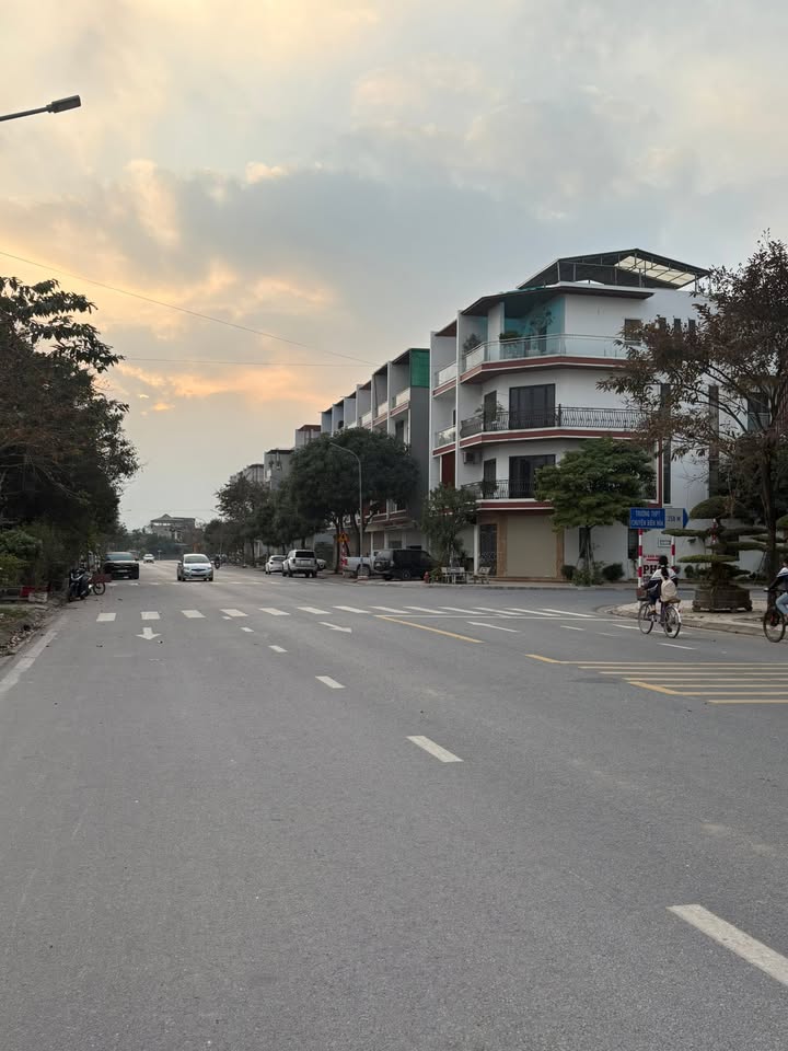 Đất nền Quận Long Biên 90m² giá 6.3 tỷ - Sổ đỏ chính chủ, vị trí đắc địa!