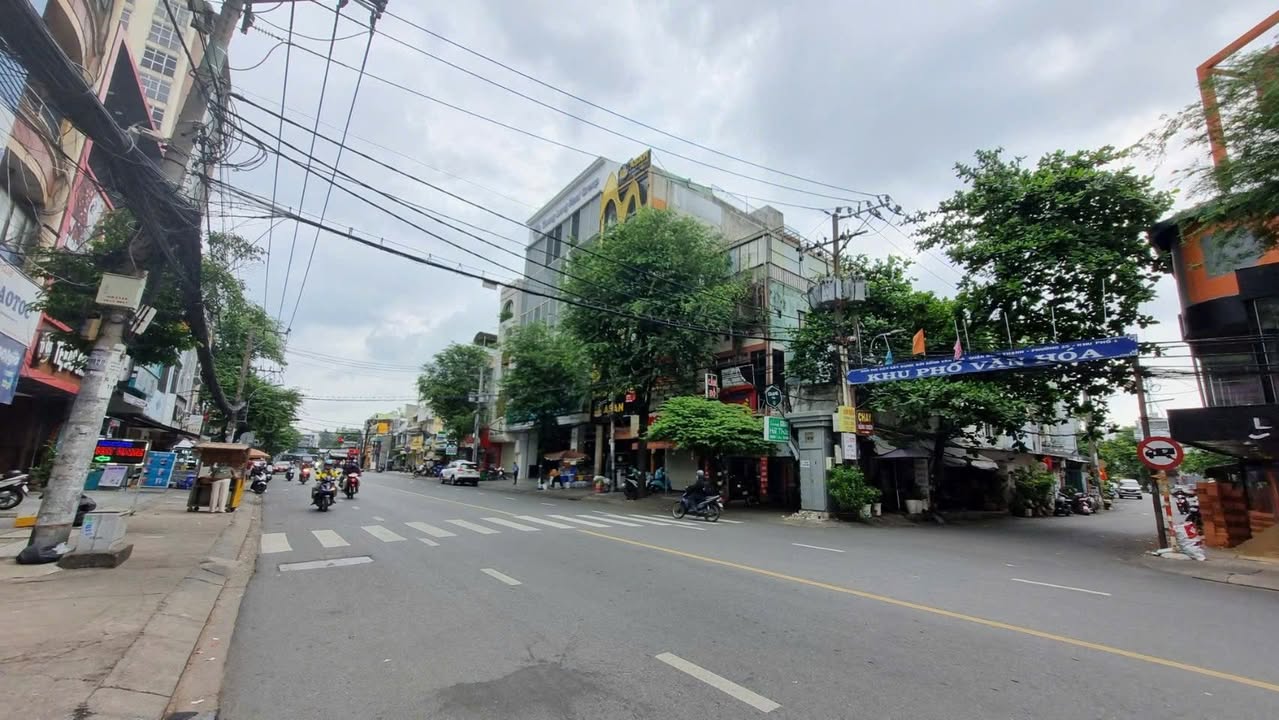 Bán nhà góc 2 mặt tiền đường Nguyễn Gia Trí, Quận Bình Thạnh, 80m², giá 33 tỷ - Vị trí kinh doanh sầm uất!