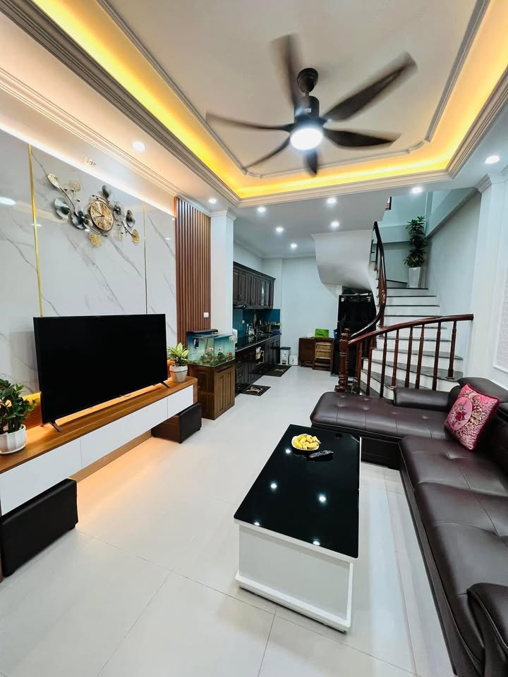 Nhà mặt ngõ Hồ Đền Lừ, 43m² giá 4.5 tỷ - Ô tô đỗ cửa, nội thất đầy đủ!