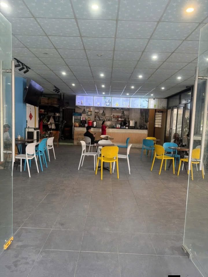 Quán cà phê cho thuê góc 2 mặt tiền đường Dương Đình Nghệ 100m² giá 60 triệu - Lượng khách ổn định!