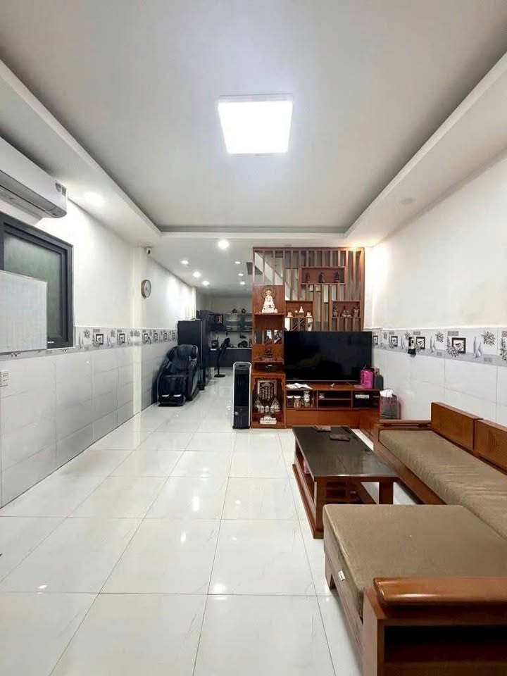 Nhà 2 tầng đường Hoà Bình 50m² giá 5.4 tỷ - Chính chủ bán gấp!