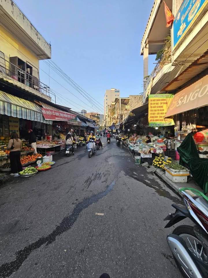 Nhà 3 tầng mặt đường cổng phụ chợ Địa Chất 129m² giá 7 tỷ - Vị trí kinh doanh sầm uất!