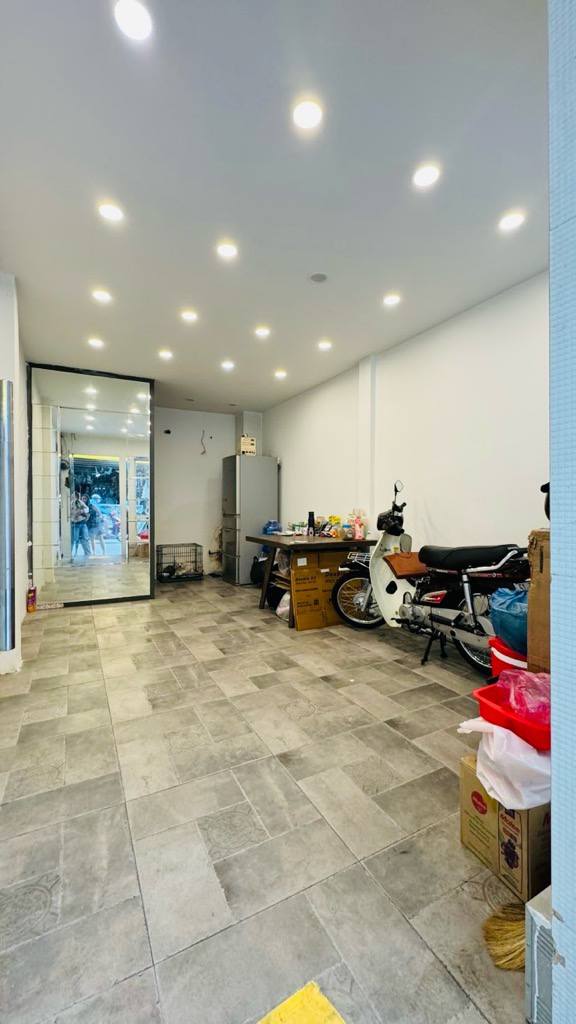 Nhà mặt tiền Lạc Long Quân Tân Bình 22m² giá 5.2 tỷ - Kinh doanh đông đúc!