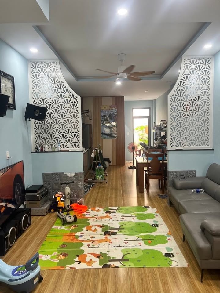 Bán gấp nhà mặt tiền đường Phước Bình, Quận Tân Bình, diện tích 102m² - Nội thất đầy đủ, xe hơi vào nhà!