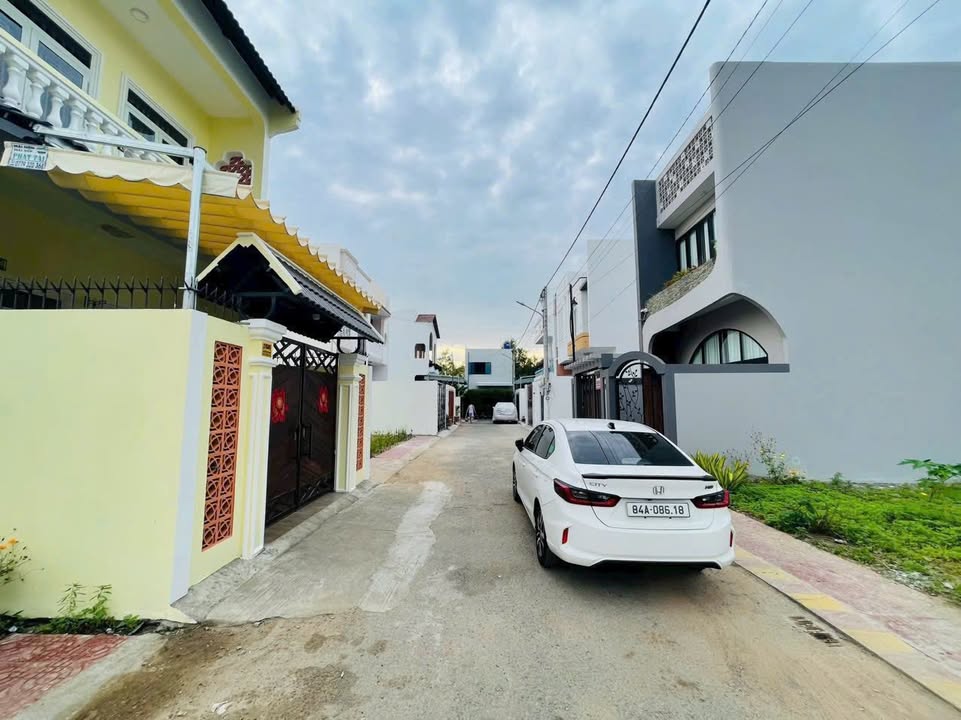 Nhà phố 1 trệt 1 lầu tại Trà Vinh 100m² giá 2.3 tỷ - Full nội thất sang trọng!