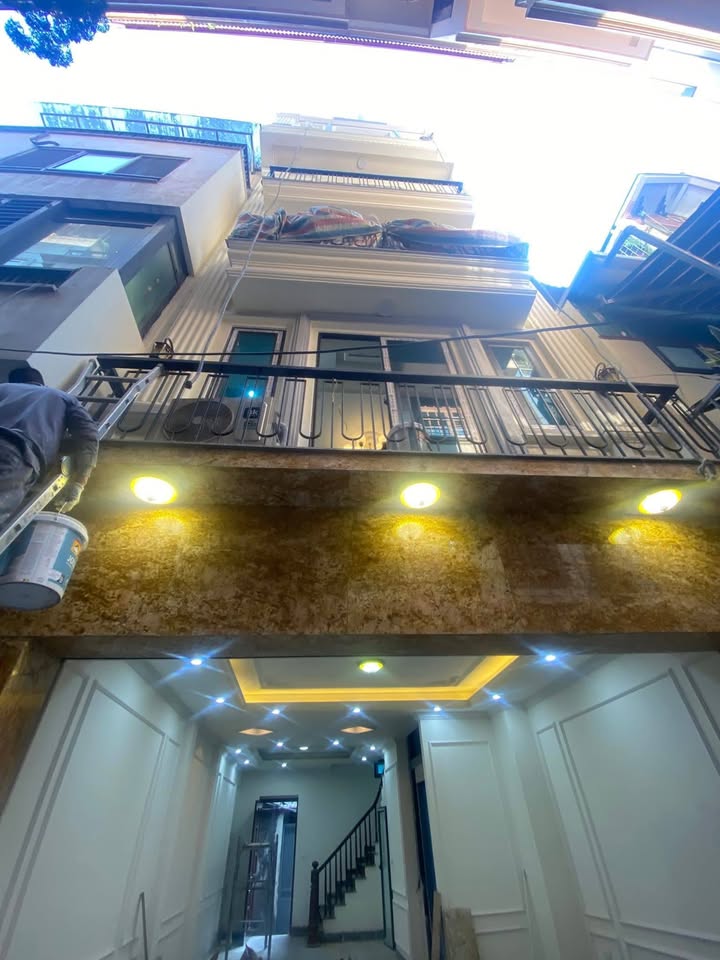 Nhà Cầu Giấy 47m² giá 22 tỷ - Thiết kế hiện đại, hai mặt tiền thoáng đãng!