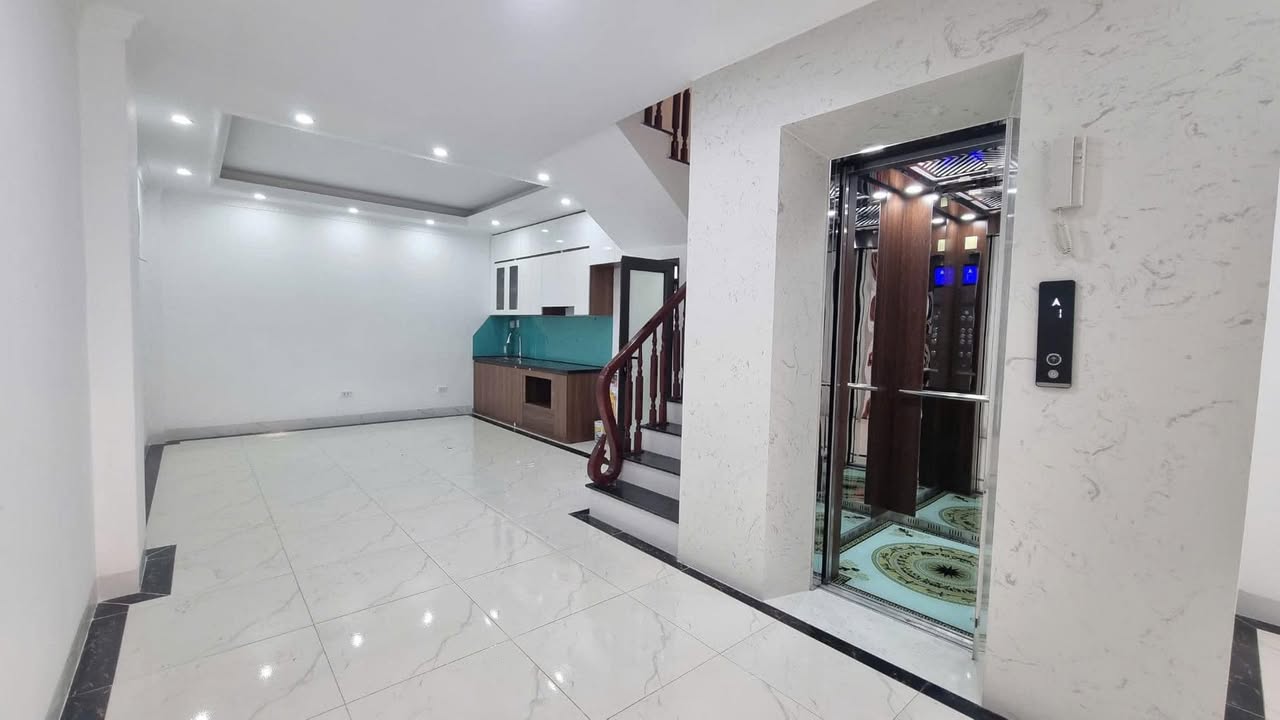 Nhà phố Cầu Giấy 60m² giá 12.8 tỷ - Nhà mới ở ngay, thang máy tiện nghi!