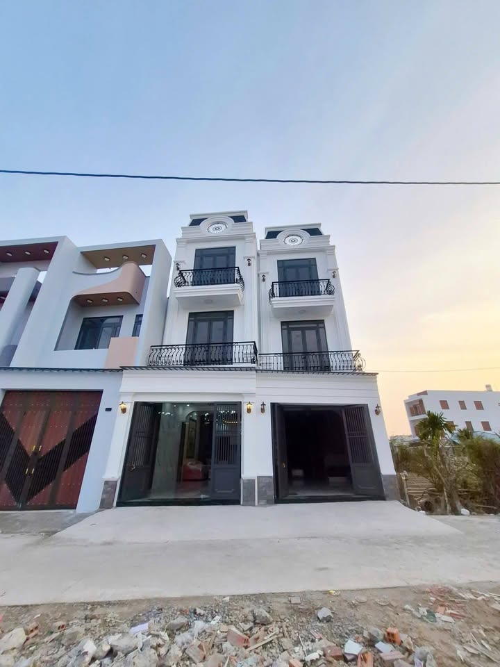 Nhà phố Tân Cổ Điển Bình Chánh 71m² giá 2.98 tỷ - Sẵn sàng vào ở ngay!