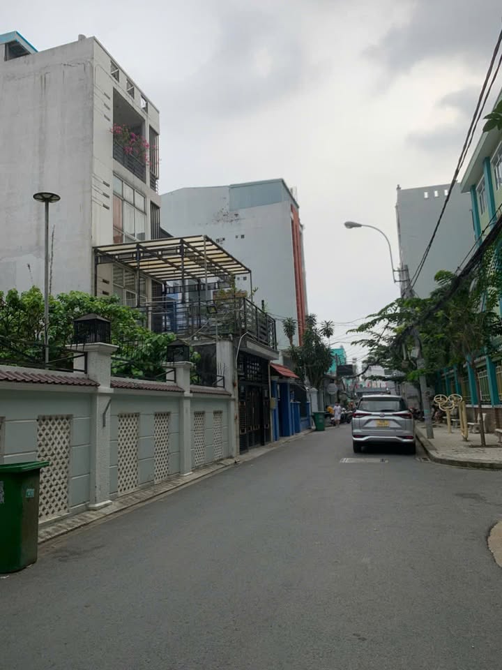 Nhà phố 76.2m² hẻm xe hơi Bùi Văn Ba Quận 7 giá 9.6 tỷ - Chủ tặng full nội thất!