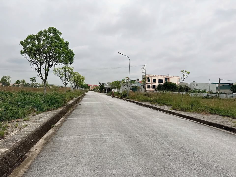 Đất nền Phường Quảng Phú 100m² giá 2 tỷ - Sổ đỏ chính chủ, vị trí đẹp!