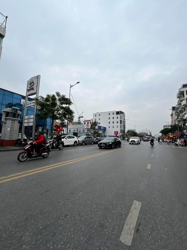 FrontHouse mặt đường Trần Nguyên Hãn 98m² giá 13.9 tỷ - Đầu tư sinh lời ngay!