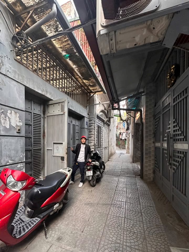 Nhà riêng Trần Khát Chân 55m² giá 11.8 tỷ - Sân để xe riêng, mặt tiền rộng rãi!