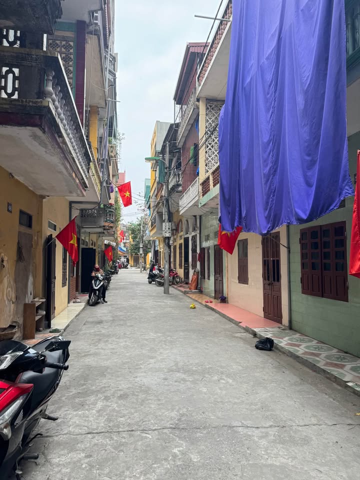 Nhà 2 tầng Thanh Bình, Quận 11, 42.8m² giá 300 triệu - Ô tô vào tận cửa!