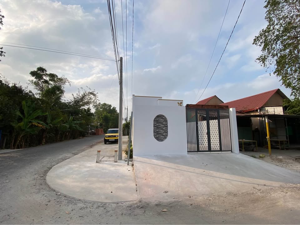 Nhà góc 2 mặt tiền huyện Hòa Thành 135m² giá chỉ 1.49 tỷ - Cơ hội tuyệt vời cho gia đình!