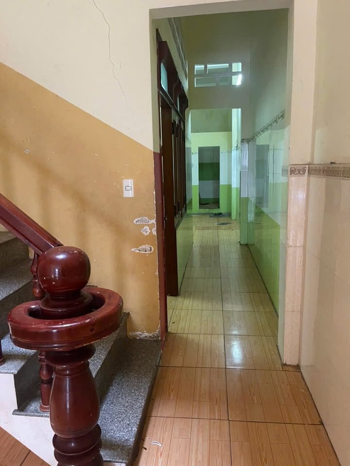 Nhà nguyên căn 3 tầng mặt tiền ô tô Chợ Đầm 5PN giá 8 triệu - Sẵn sàng cho thuê!