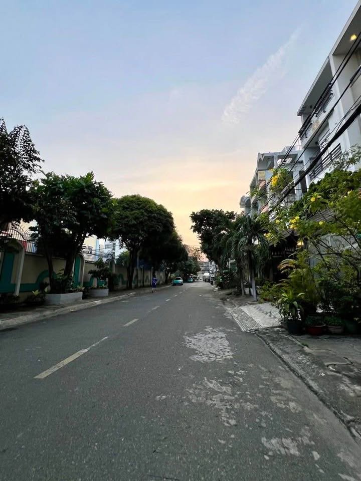 Nhà phố Bình Tân 100m² giá 15 tỷ - Kết cấu 4 tầng tiện nghi!