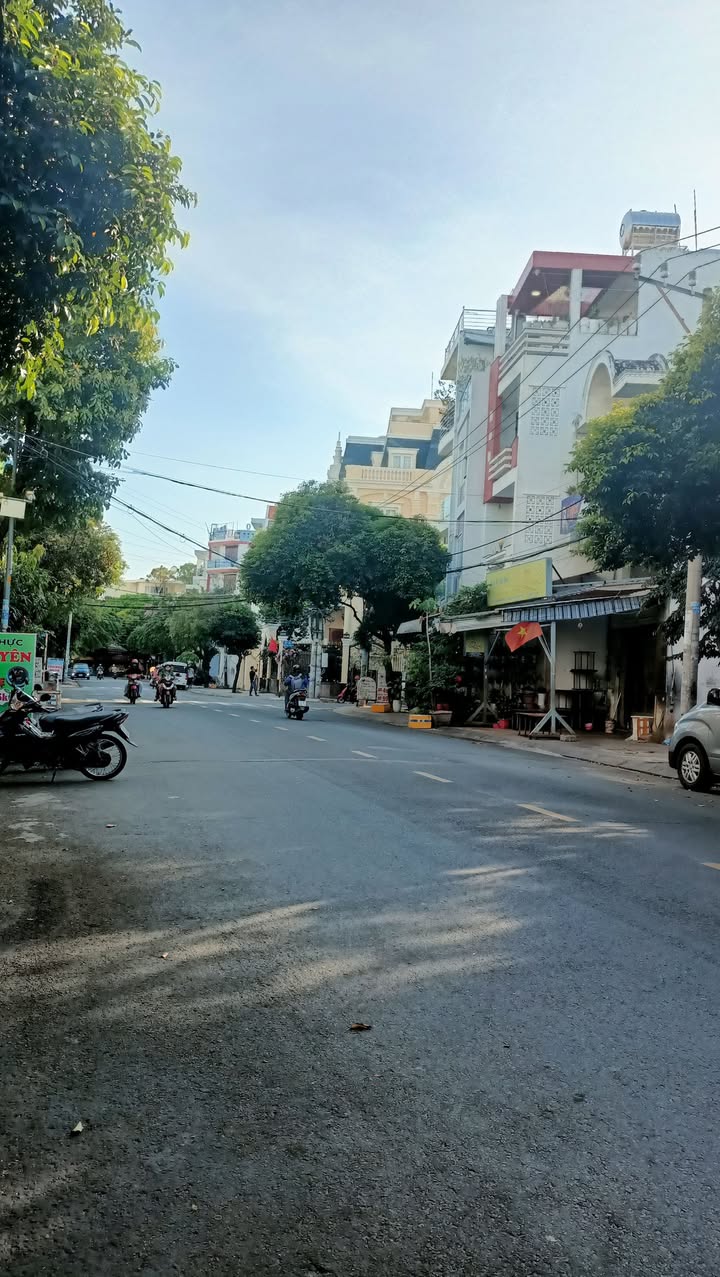 Nhà phố Lạc Long Quân 72m² giá 6.9 tỷ - Cơ hội đầu tư hấp dẫn!