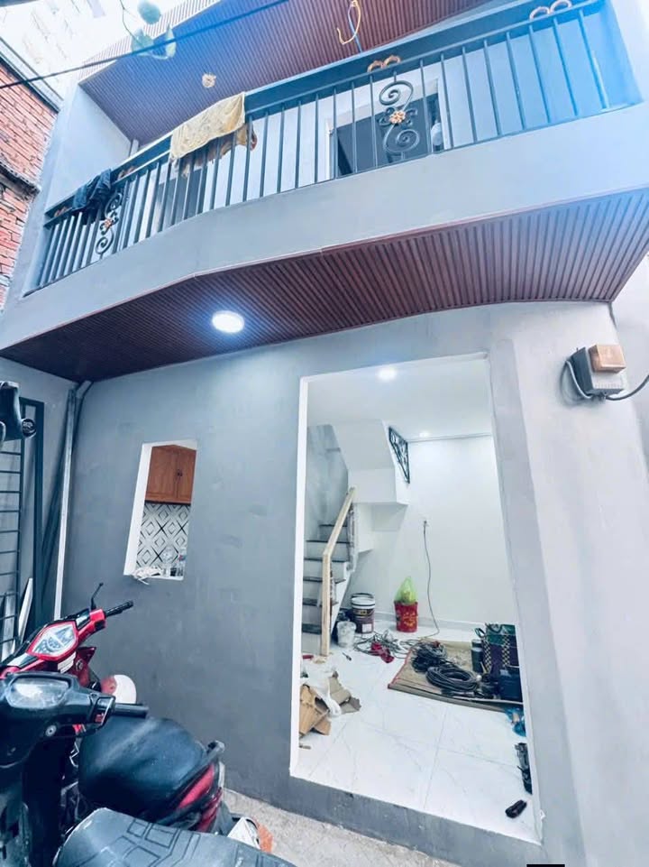 Nhà nhỏ Tân Phú 42m² giá 2.48 tỷ - Ban công rộng, hẻm thoáng mát!