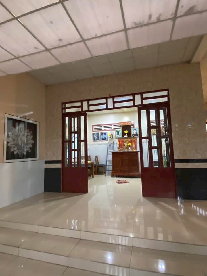 Nhà nghỉ dưỡng đẹp tại xã Mỹ Hoà Hưng, 299m² giá 2 tỷ - Thiết kế hiện đại, sẵn sàng ở ngay!