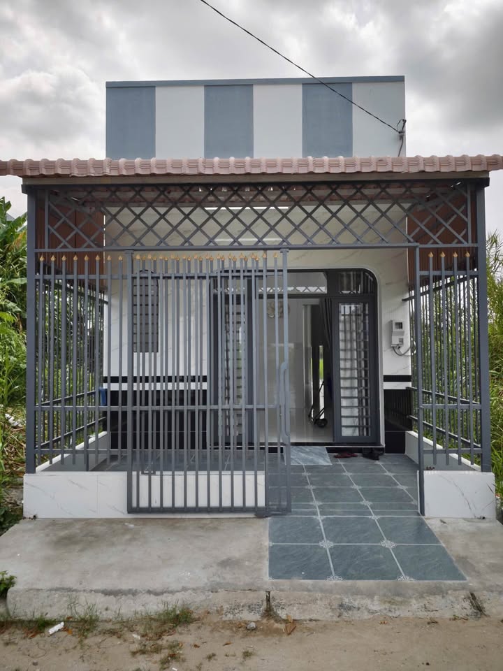 Nhà phố mới hoàn thiện tại KDC VPĐKĐ, Phường Mỹ Quý, Long Xuyên 87m² giá 1.55 tỷ - An ninh tốt, ô tô vào nhà!