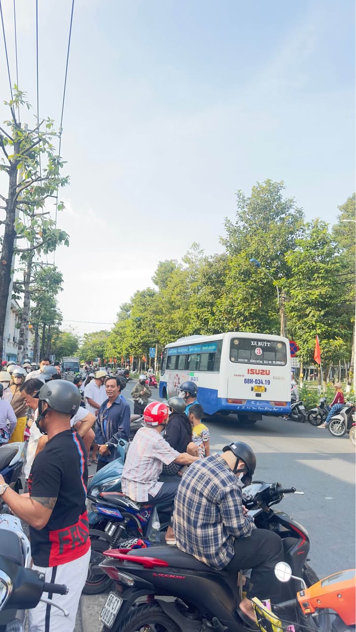 Cần bán FrontHouse mặt tiền đường Huỳnh Thúc Kháng 185m² giá 6 tỷ - Cơ hội đầu tư sinh lời!