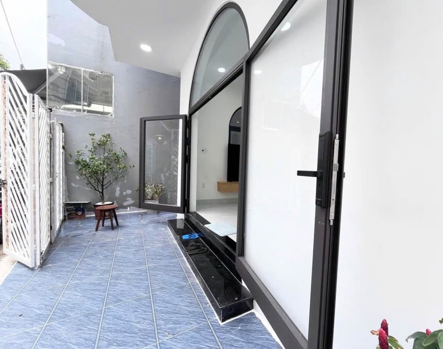 Nhà 2 tầng Đà Nẵng 87m² giá 5.35 tỷ - Mặt tiền thoáng đãng, gần biển!