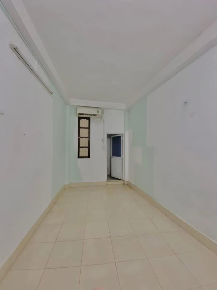 Phòng cho thuê tầng 2 tại Trần Duy Hưng 28m² giá 2.5 triệu - An ninh tốt, gần chợ!