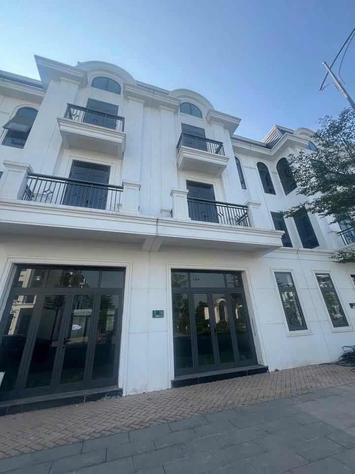 Townhouse Crown Villa Thái Nguyên 96m² giá 5 tỷ - View vườn hoa tuyệt đẹp!