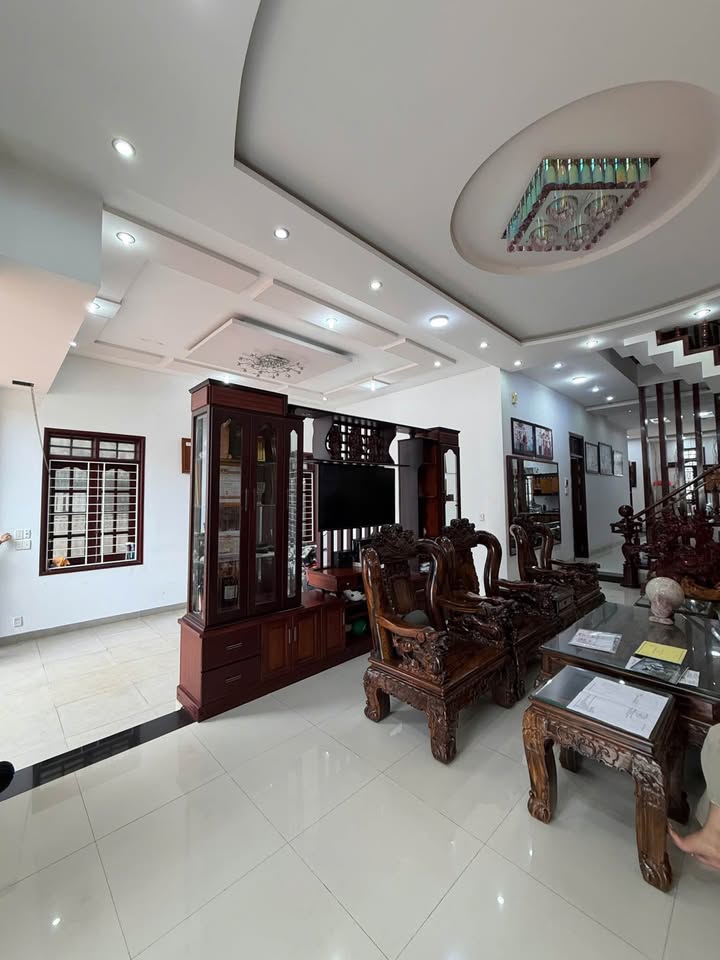 Biệt thự mặt tiền Mạc Đĩnh Chi Buôn Ma Thuột 296.29m² giá 13 tỷ - Chính chủ bán gấp!