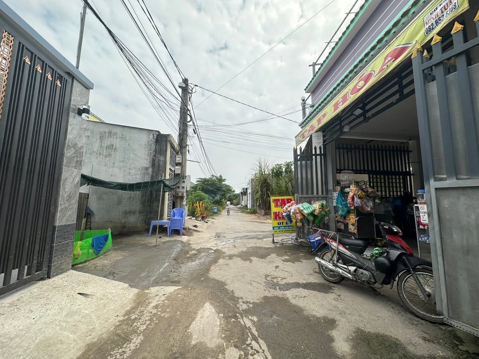 Nhà phố tại Xã Mỹ Hạnh Nam, Huyện Đức Hòa 100m² giá 2.65 tỷ - Chính chủ bán gấp!