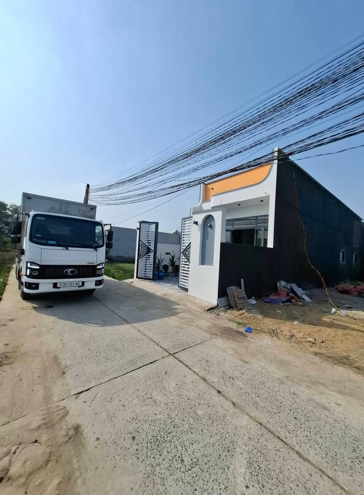 Nhà mới hoàn thiện Hóc Môn 100m² giá 1.9 tỷ - Sổ hồng riêng, đầy đủ tiện ích!