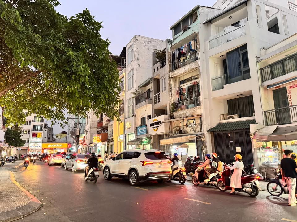Nhà mặt tiền Huỳnh Văn Bánh, Phú Nhuận, 26m² giá 9.3 tỷ - Kinh doanh đa ngành!