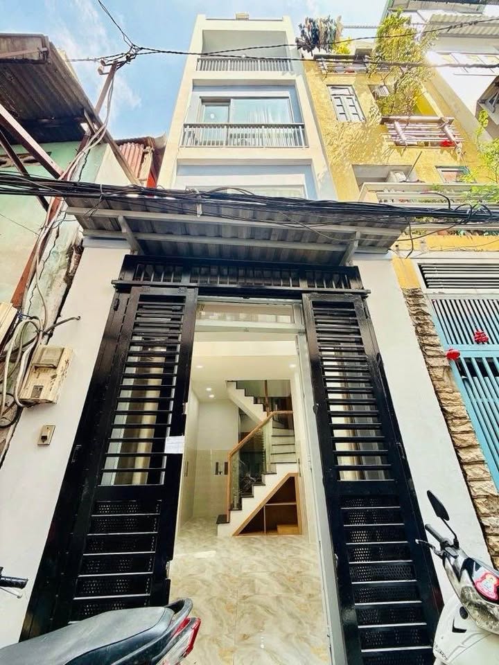 Townhouse Quận 4 - 24m² giá 4.89 tỷ - Vị trí đắc địa gần chợ và ĐH Luật!