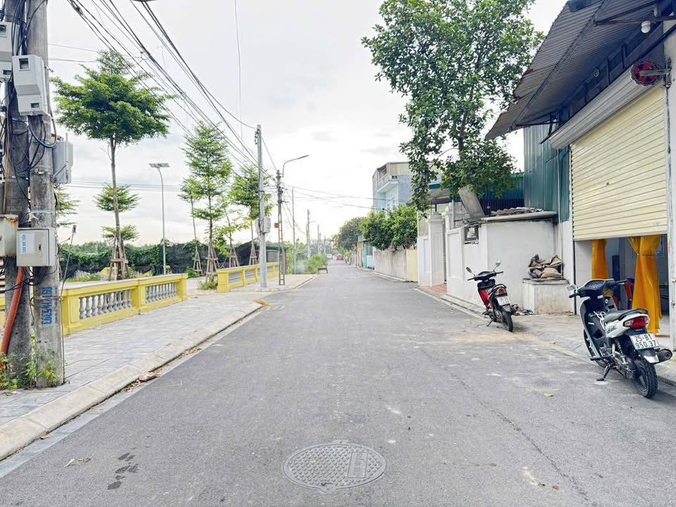 Nhà 3 tầng Tổ 9 Dân Xây, TT Quang Minh 40m² giá 3.2 tỷ - Vị trí đắc địa, ô tô tránh nhau!