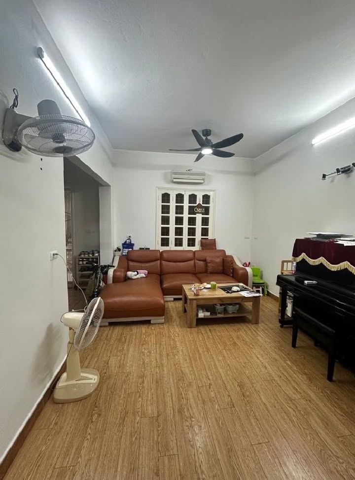 Căn hộ Tập thể phố Lạc Trung 53m² giá 5 tỷ - Tiện ích đầy đủ, sẵn sàng ở ngay!