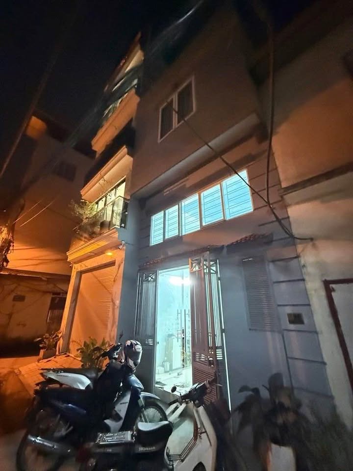 Nhà phố 3 tầng Lĩnh Nam 40m² giá thỏa thuận - Tiện nghi hoàn hảo!