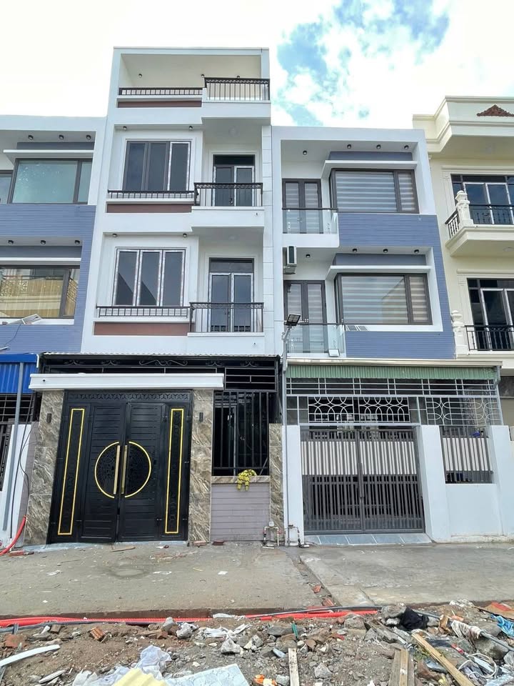 Nhà 3 tầng Hồng Thái 61m² giá 2.35 tỷ - Sân cổng riêng, gần chợ Kiều Trung!