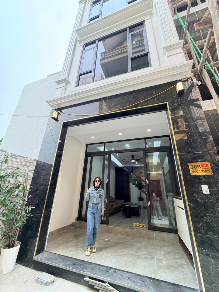 Nhà đẹp Long Biên 55m² giá thỏa thuận - Ô tô đỗ cửa, vào ở ngay!