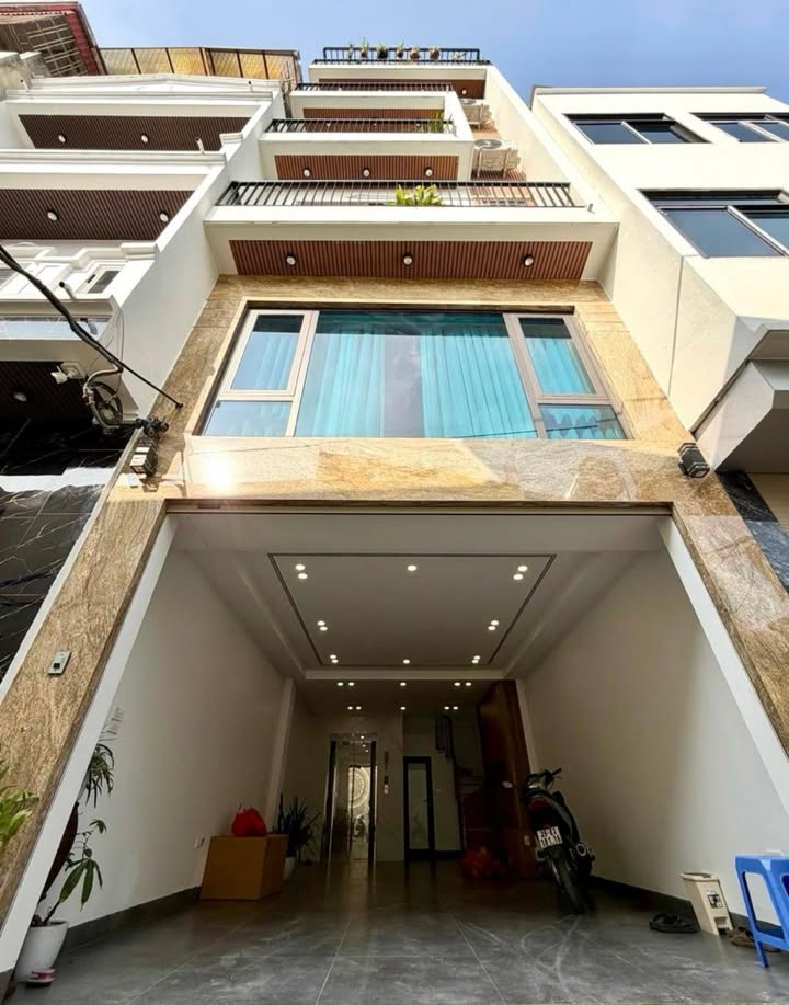 Nhà riêng Ngọc Thụy, Long Biên 47m² giá 15.9 tỷ - Nhà mới full nội thất, gara và thang máy