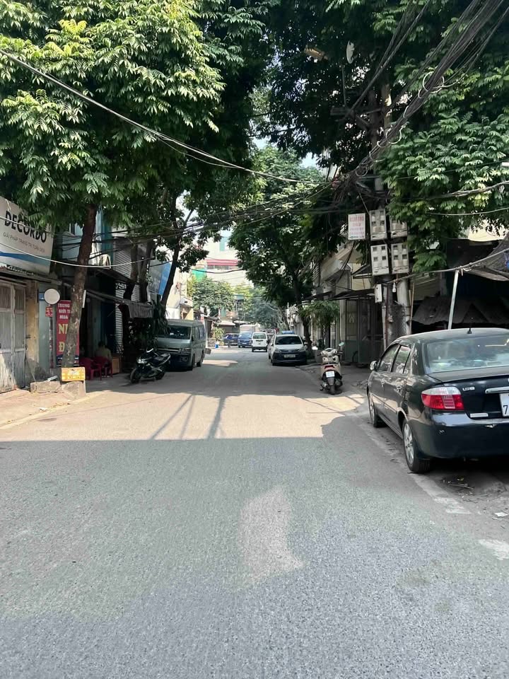 Nhà riêng Lĩnh Nam 40m² giá 5.1 tỷ - Ô tô tránh, gần chợ và trường học!