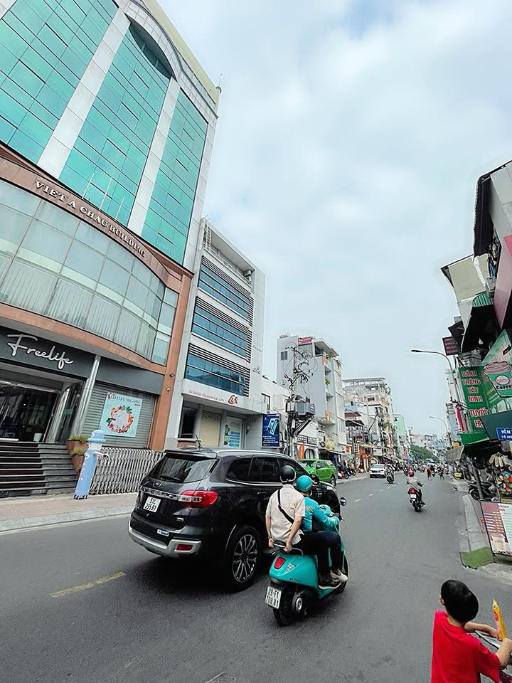 Nhà mặt tiền đường Phan Đăng Lưu, quận Phú Nhuận, 70m² giá 13.5 tỷ - Xây mới 7 tầng kinh doanh!