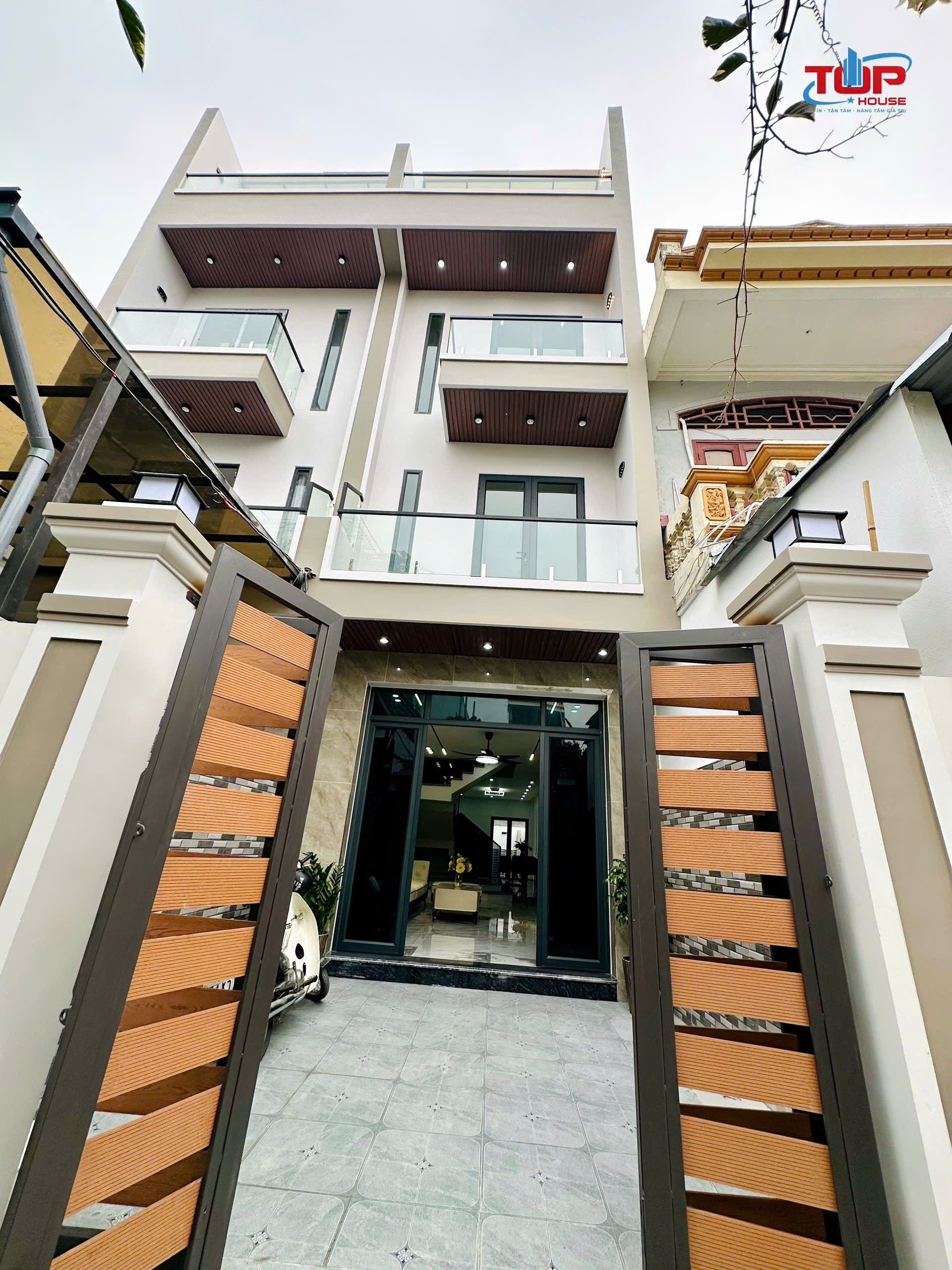 bám nhà 4 tầng mặt ngõ Mạc Thiên Phúc, sân cổng riêng, cách mặt đường 30m, ngõ thông